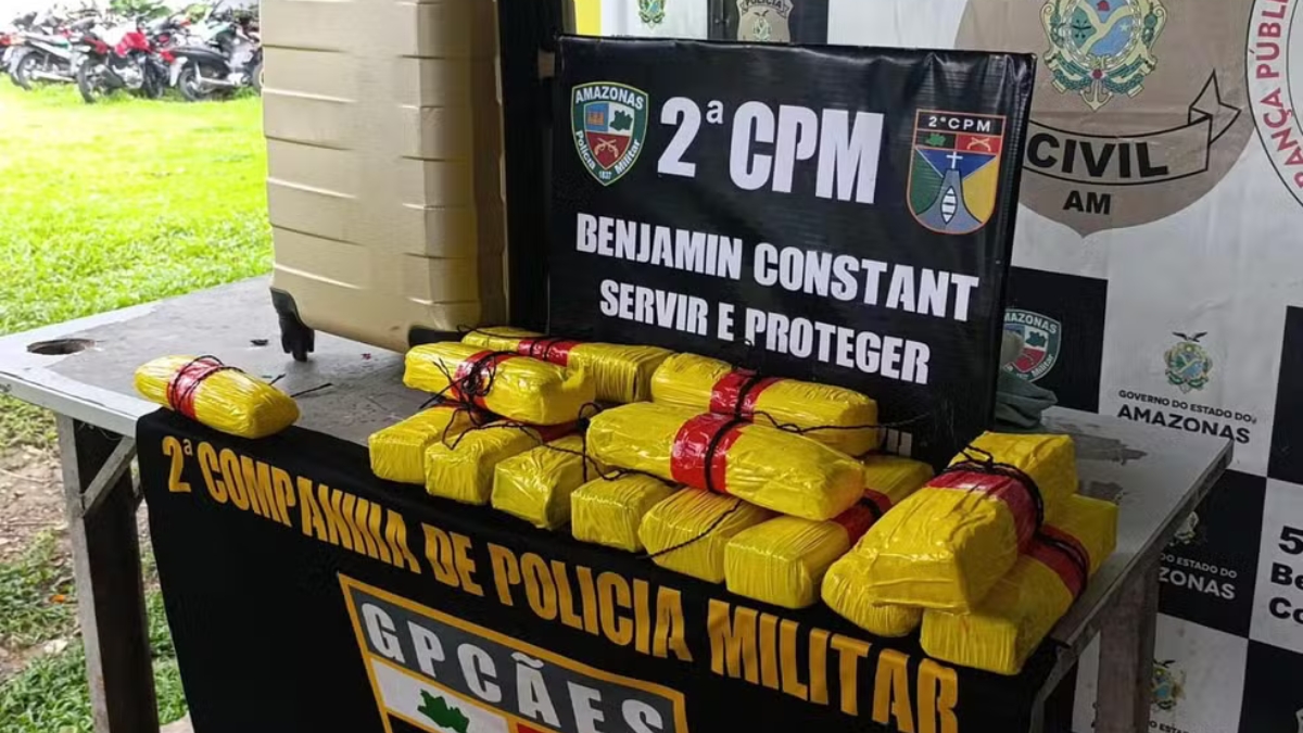 Polícia apreende 14 tabletes de pasta-base de cocaína escondidos em mala dentro de embarcação no Amazonas